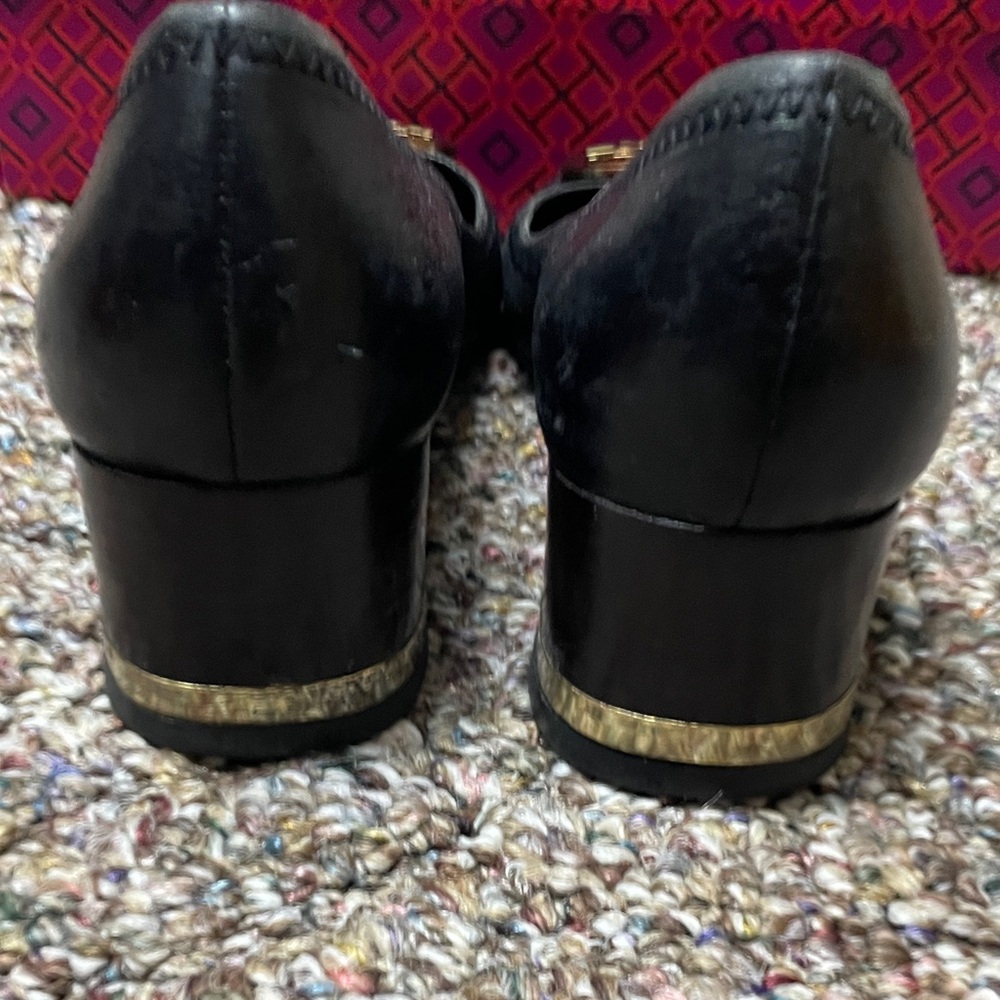 Tory Burch Black Leather Pumps with Gold Logo Medallion - Picture 8 of 8